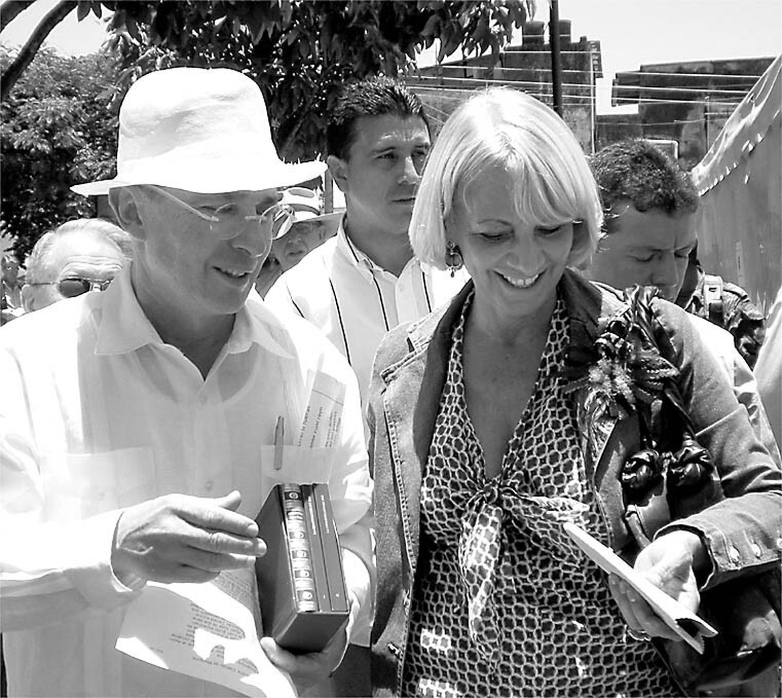 Álvaro Uribe y Teófila Martínez, poco después del acto de homenaje a Celestino Mutis en Colombia en 2008.