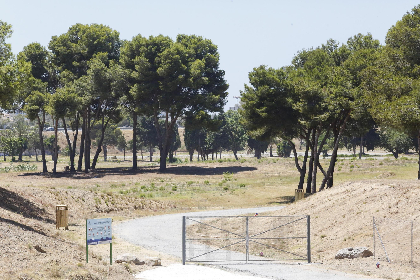 Uno de los accesos a los terrenos del antiguo Campamento Benítez.