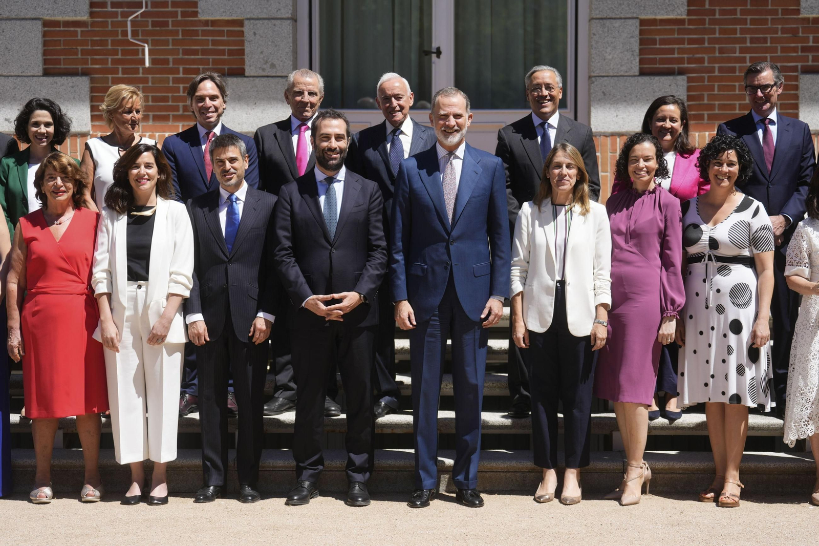 Felipe VI, junto al ministro de Economía, Carlos Cuerpo, recibe a autoridades del Ministerio y del Tesoro Público en La Zarzuela.