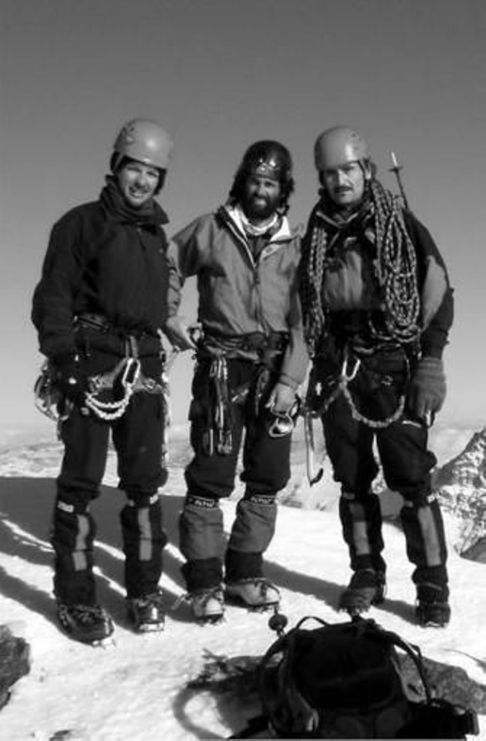 Marcos Rubio (izquierda), en la cima del Artesonraju con otros compañeros.