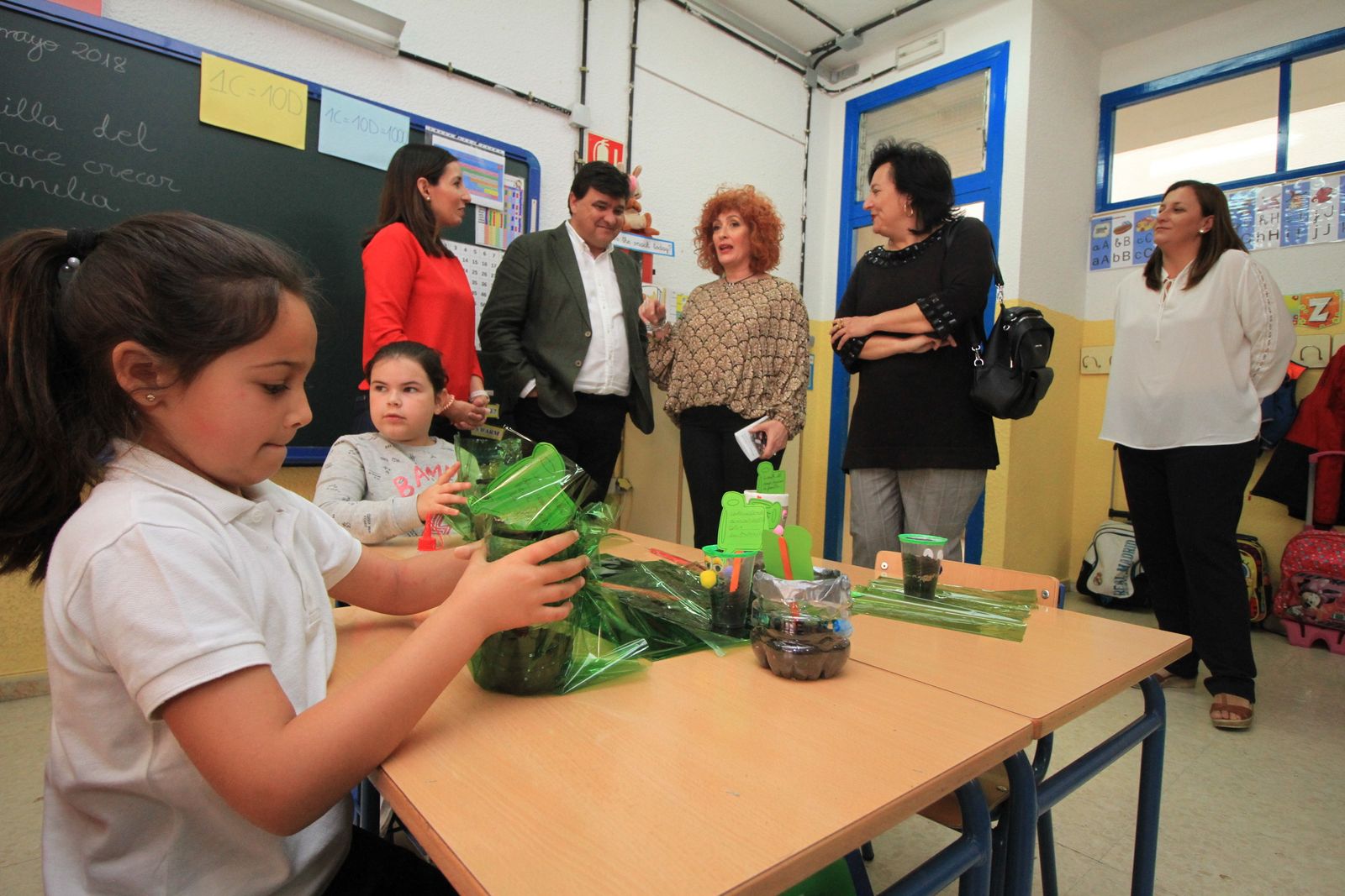 Imágenes de la plantación de árboles llevada a cabo en el colegio Los Rosales, con motivo del incendio del año pasado