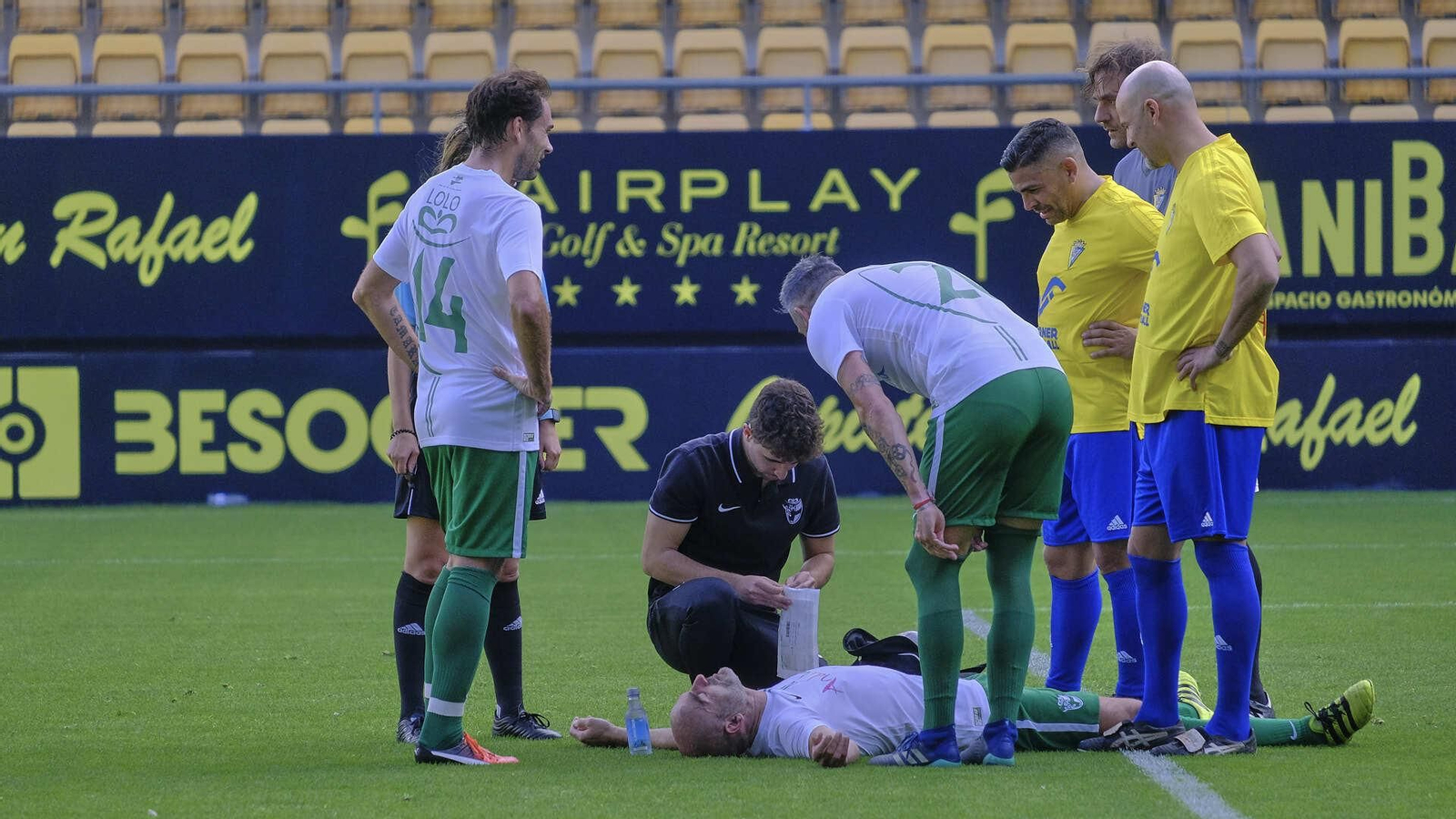 Partido de fútbol a beneficio de la Asociación de Reyes Magos en Carranza