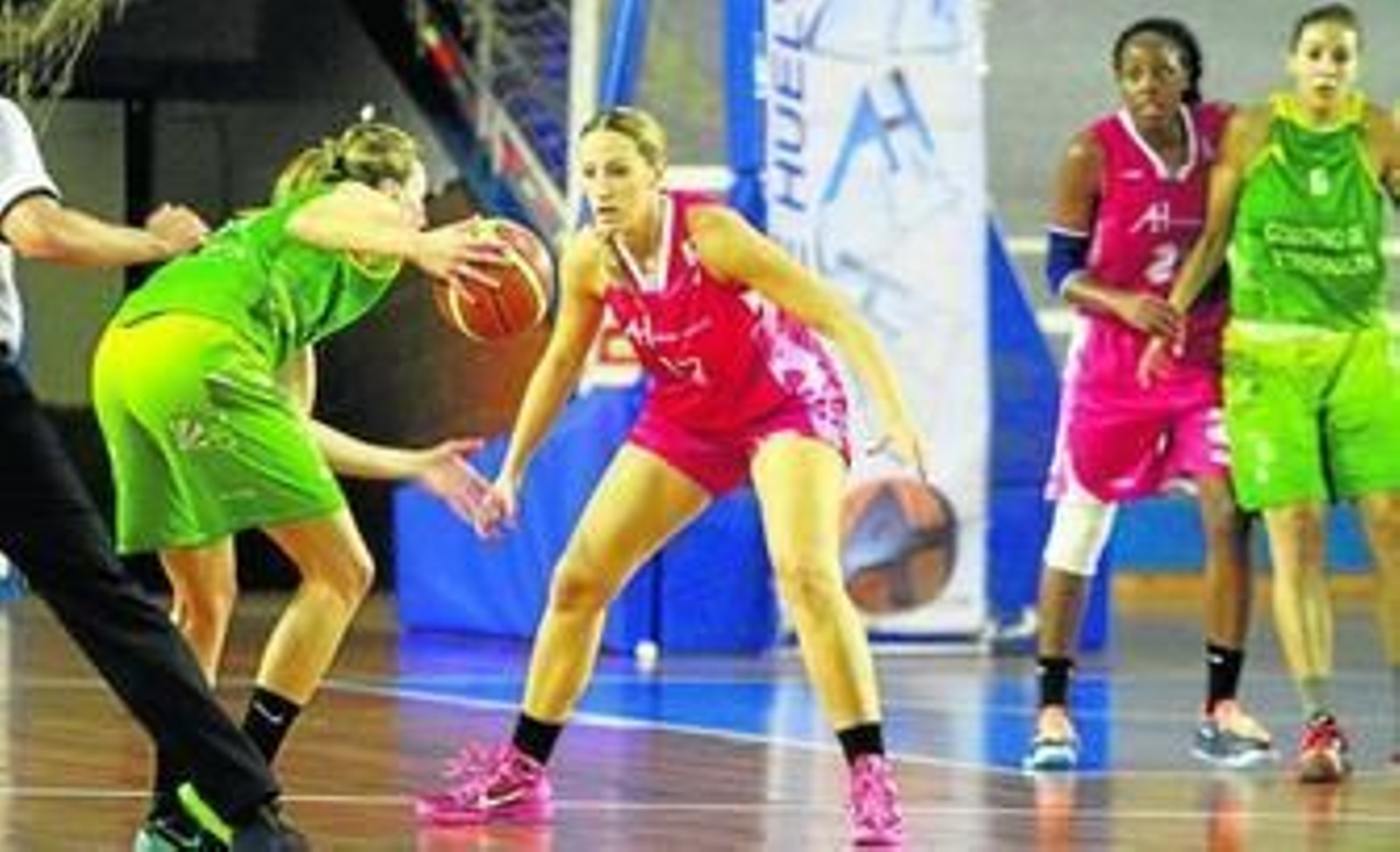 La capitana del Conquero, Itziar Germán, defiende a una rival en un partido amistoso ante el Al-Qázeres.