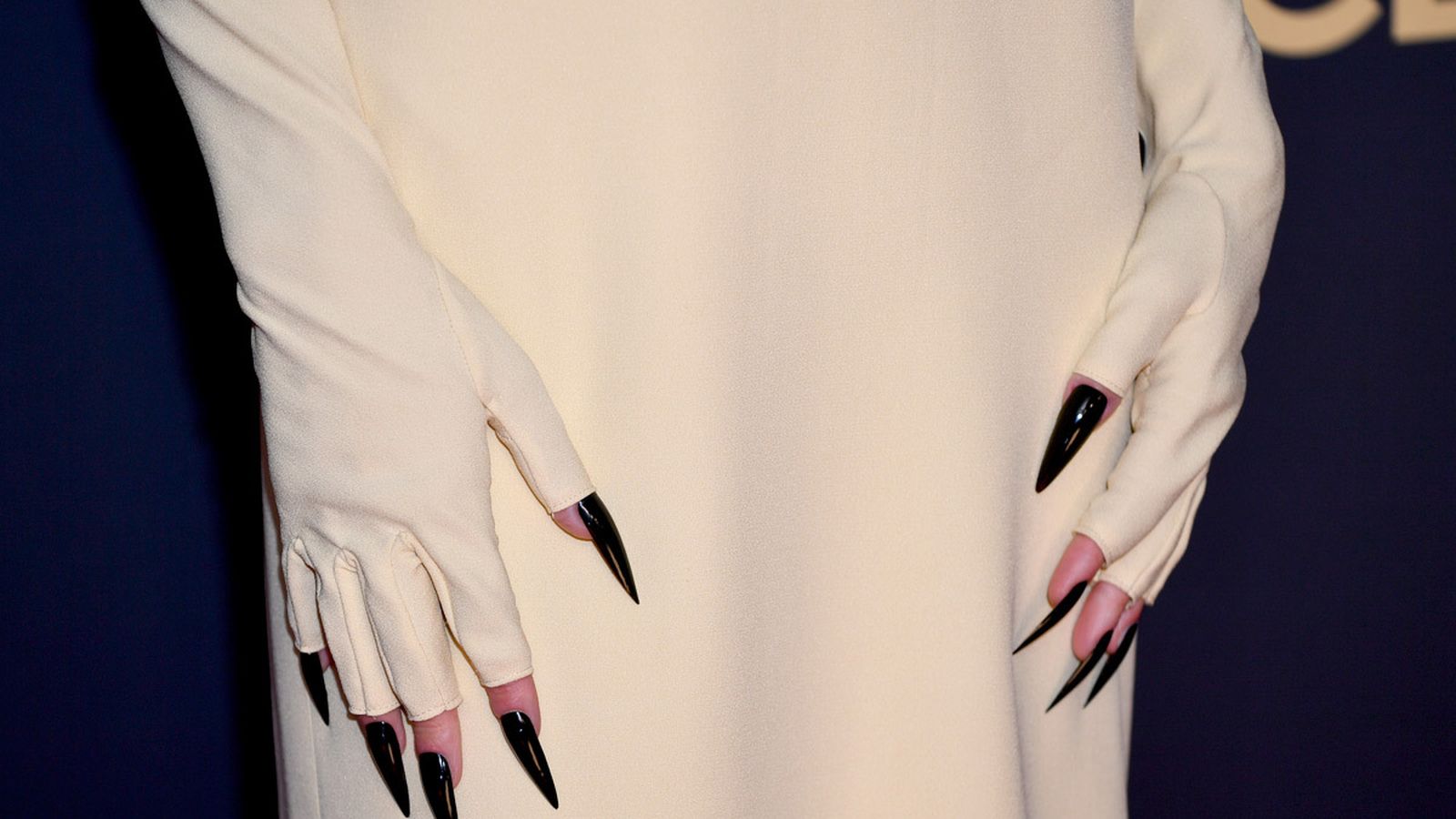 Detalle de la manicura de Emma Corrin.