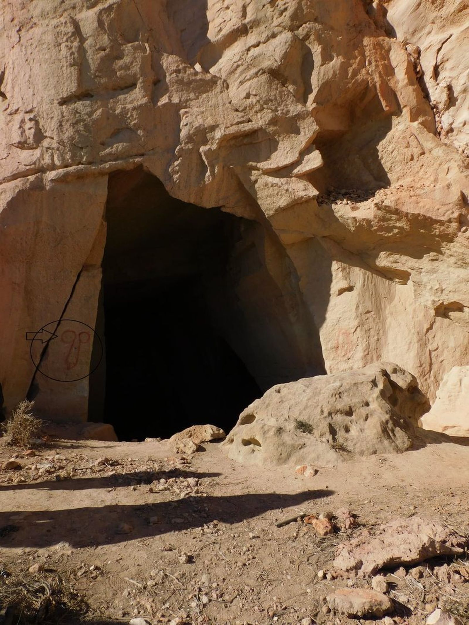 Dibujan un pene en las canteras califales de Almería, un Bien de Interés Cultural