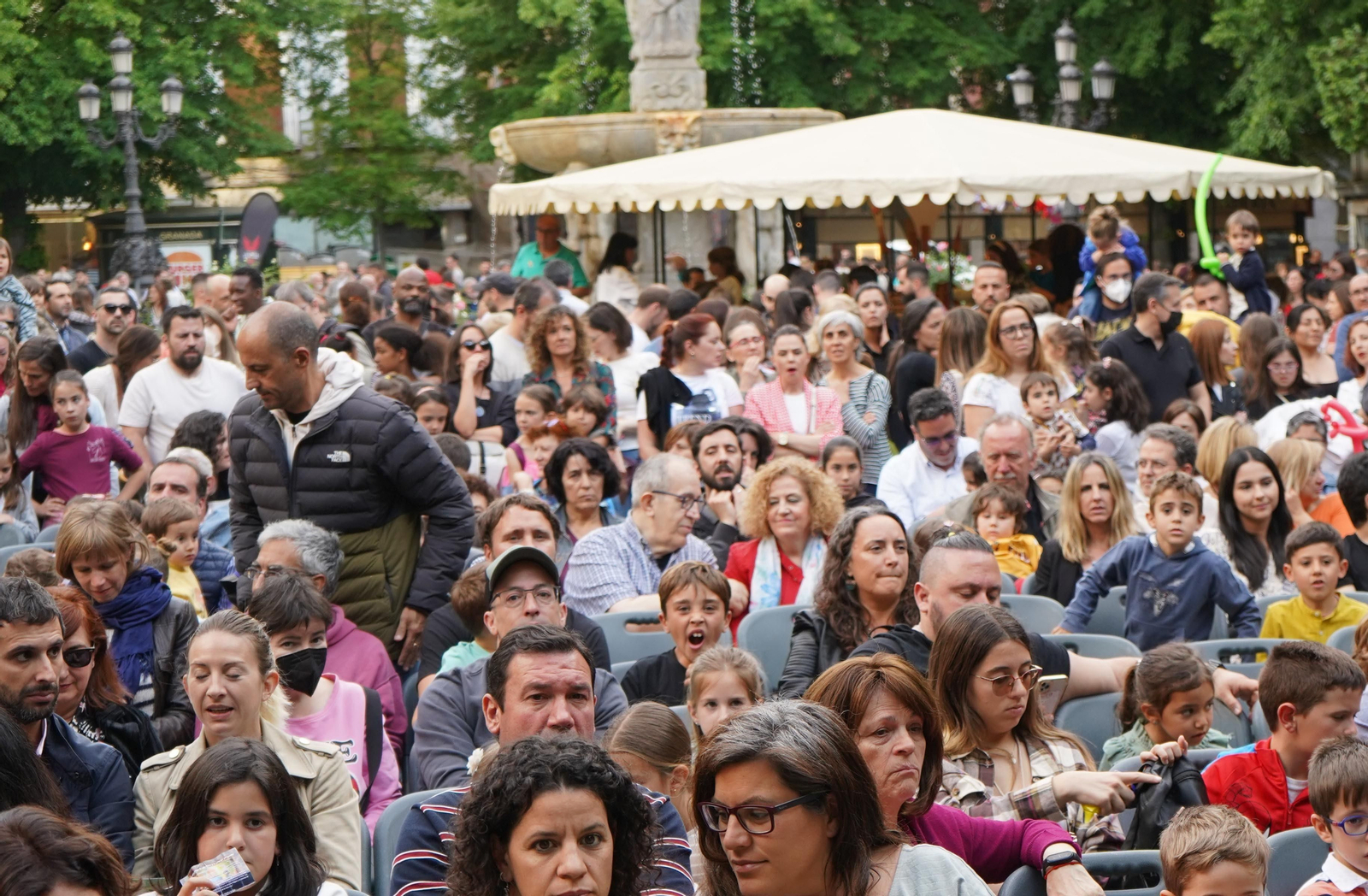 Las mejores fotos de la Noche en Blanco de Granada: del concierto de Xoel López a partidos de baloncesto