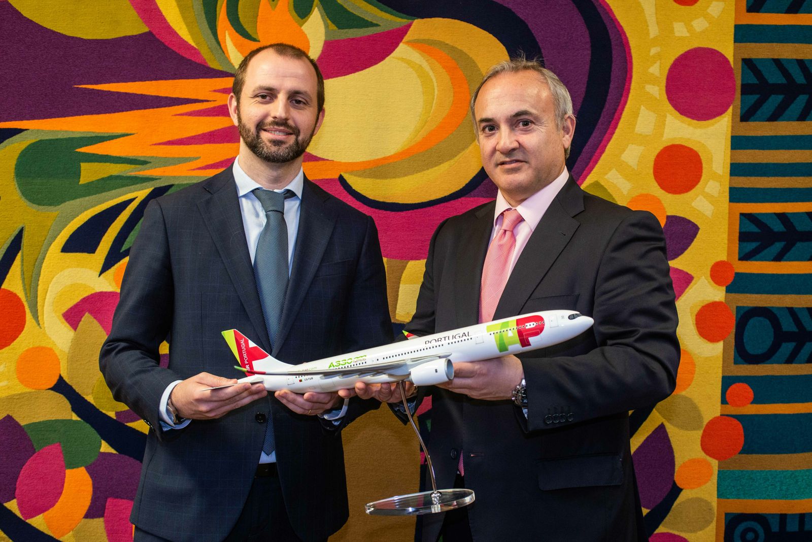 José Oliveira, Chief Operating Officer de TAP, posa con Óscar Sordo.