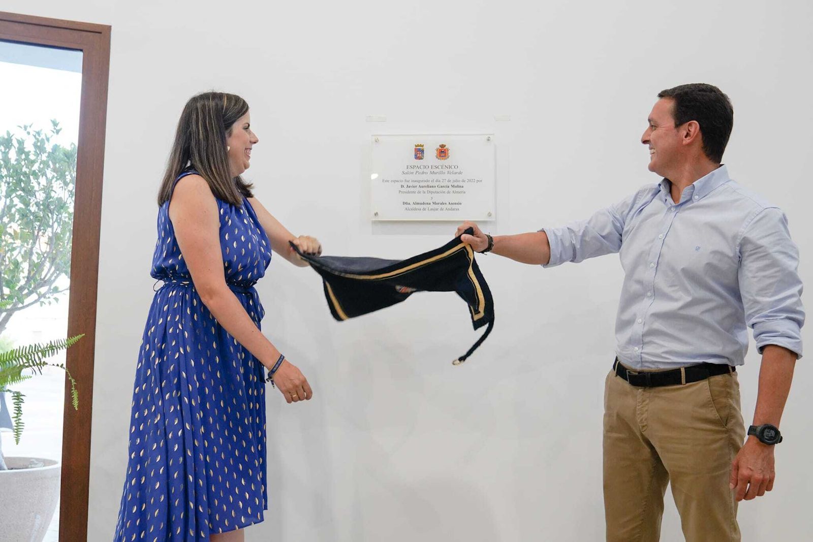 Almudena Morales y Javier A. García descubren la placa conmemorativa de la inauguración.