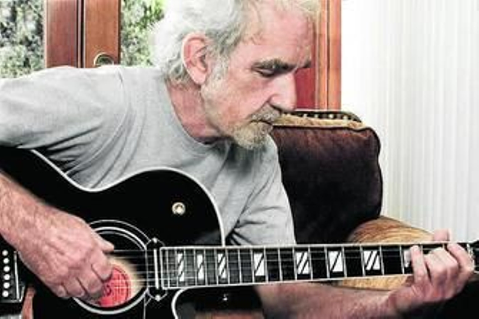 J. J. Cale, a la guitarra.
