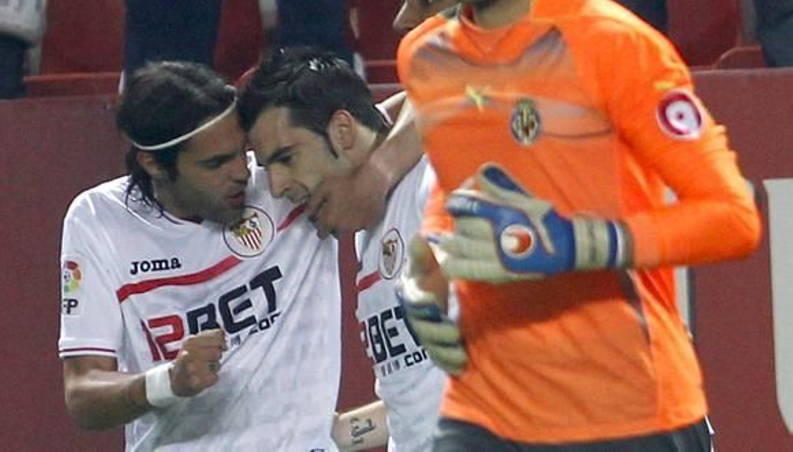 El Sevilla celebra la vuelta de Sergio Sánchez a los terrenos de juego con el pase a las semifinales de Copa del Rey ante el Villarreal (3-0). / EFE