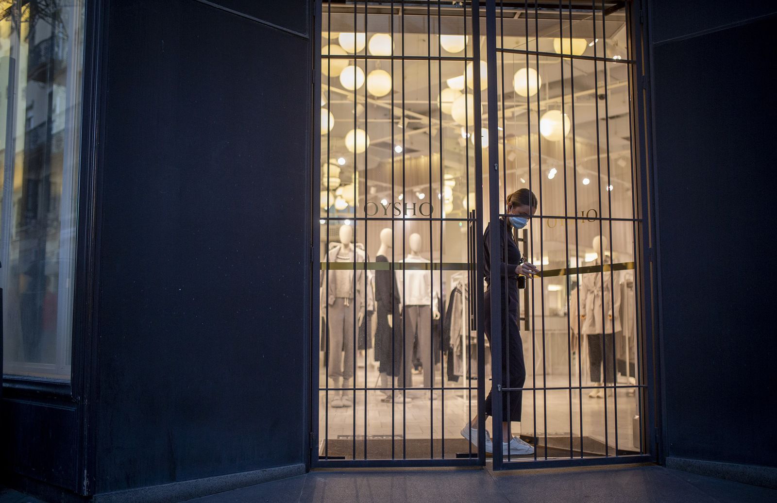 El cierre de los comercios y la hostelería se adelantan en Sevilla