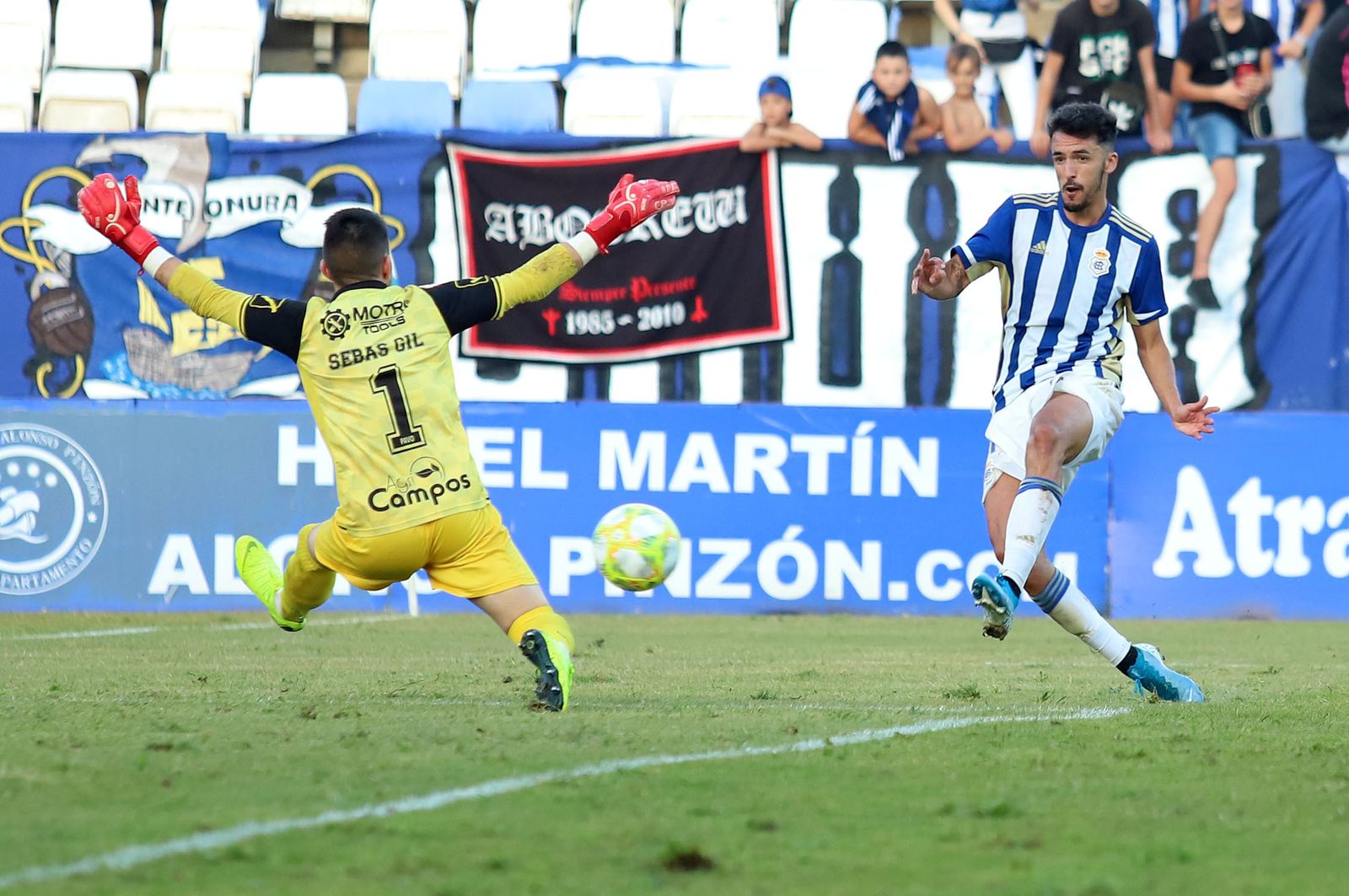 Quiles anota el segundo de los goles con los que el Recreativo superó al Don Benito en Huelva.