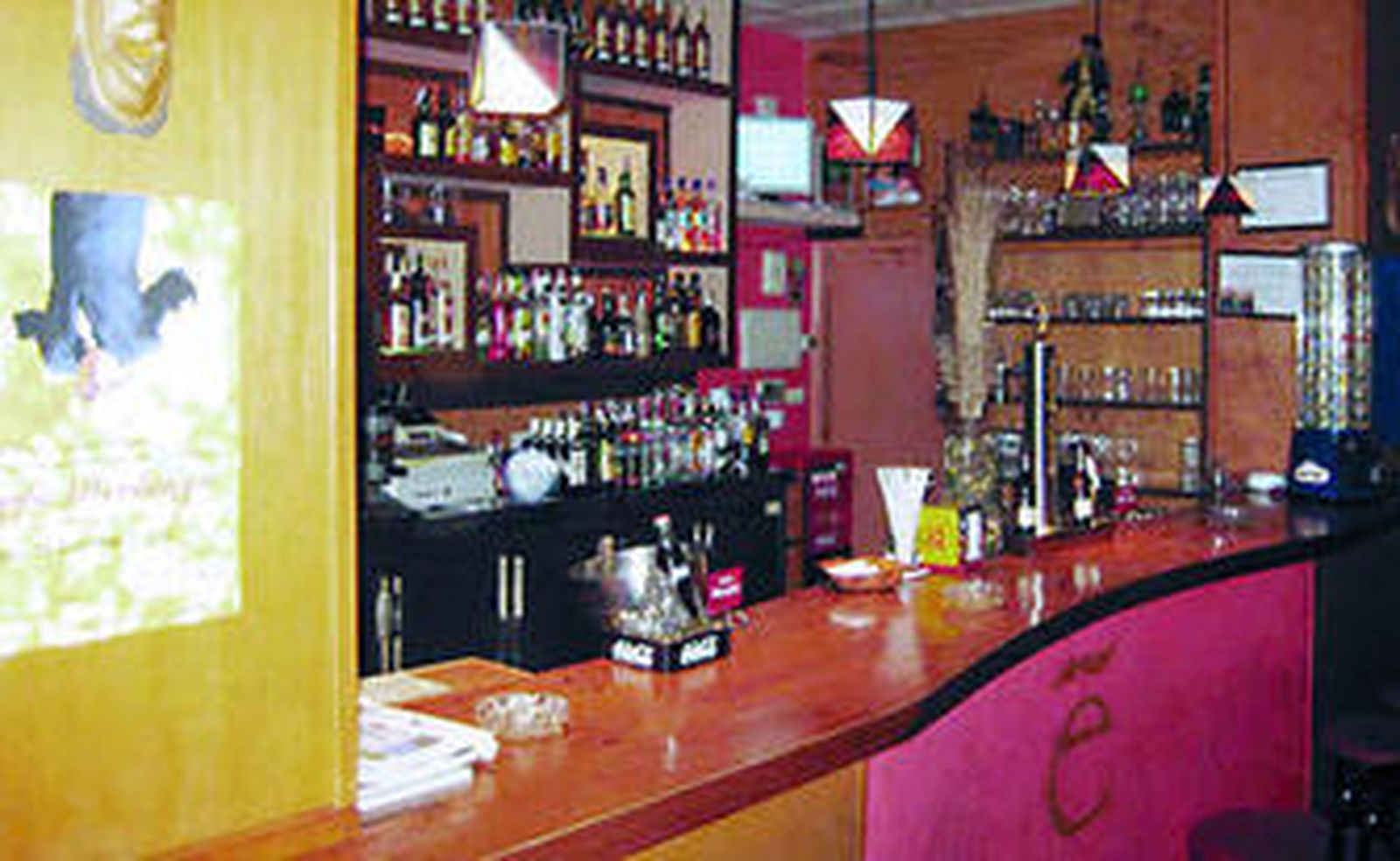 Imagen de la remozada barra del Emboga.