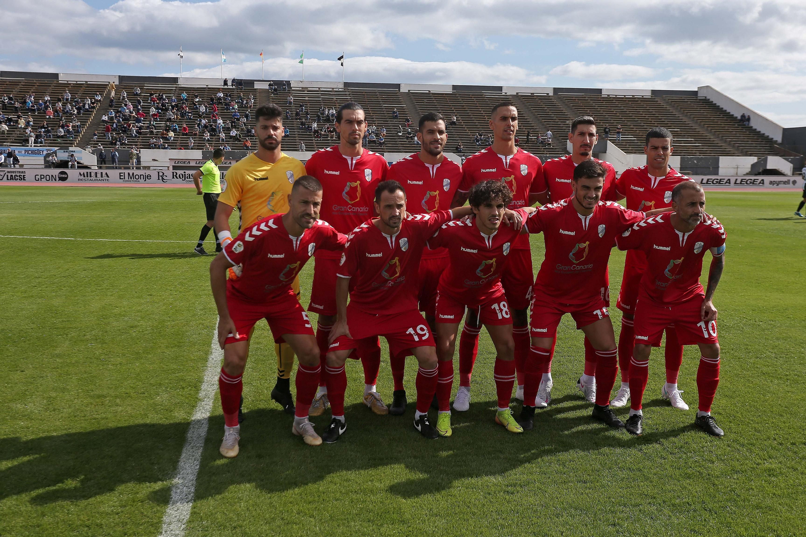Formación inicial del Tamaraceite en su visita al Municipal de La Línea