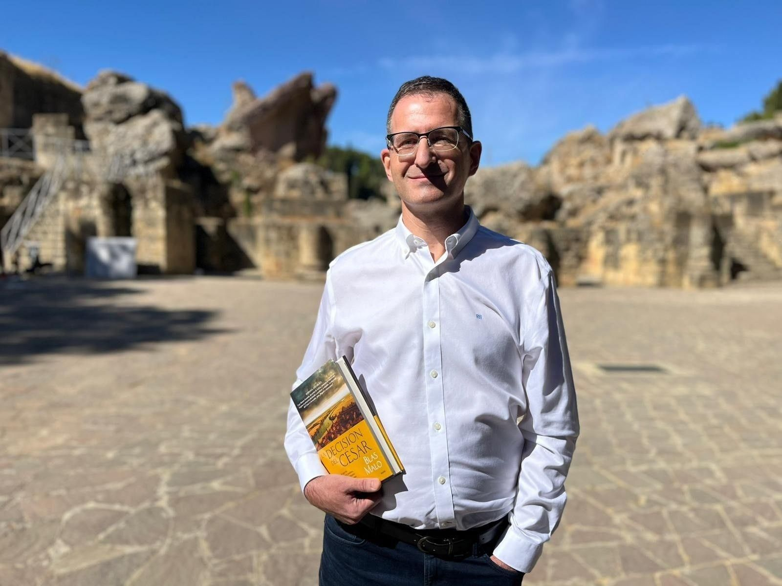 El escritor Blas Malo durante la presentación de su libro en Itálica.