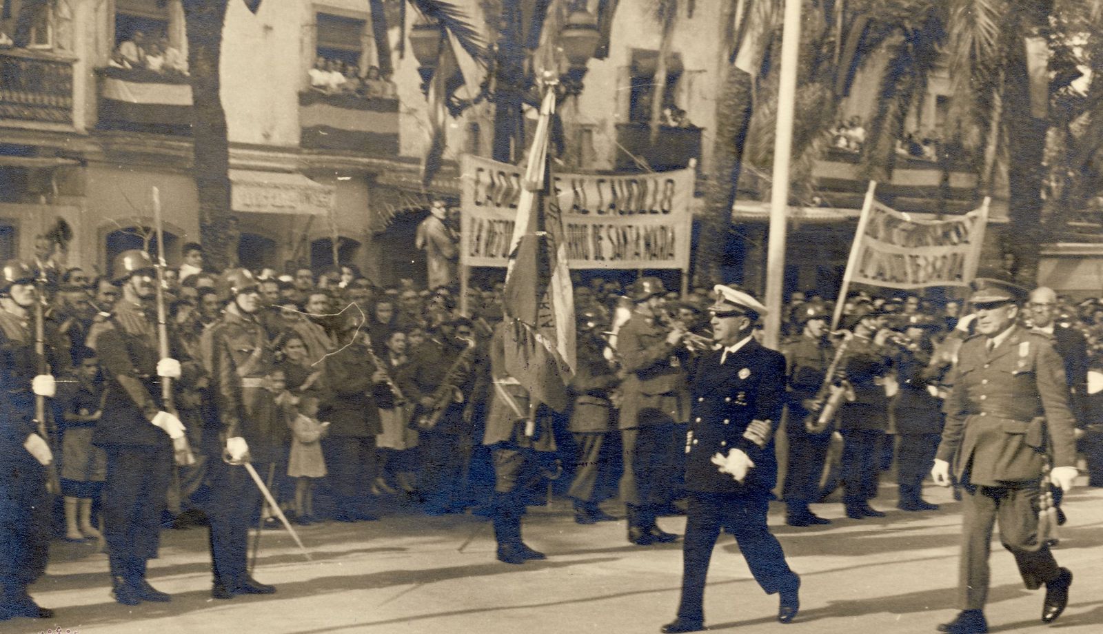 Una pancarta pide la reforma del barrio de Santa María durante una visita de Franco a Cádiz.