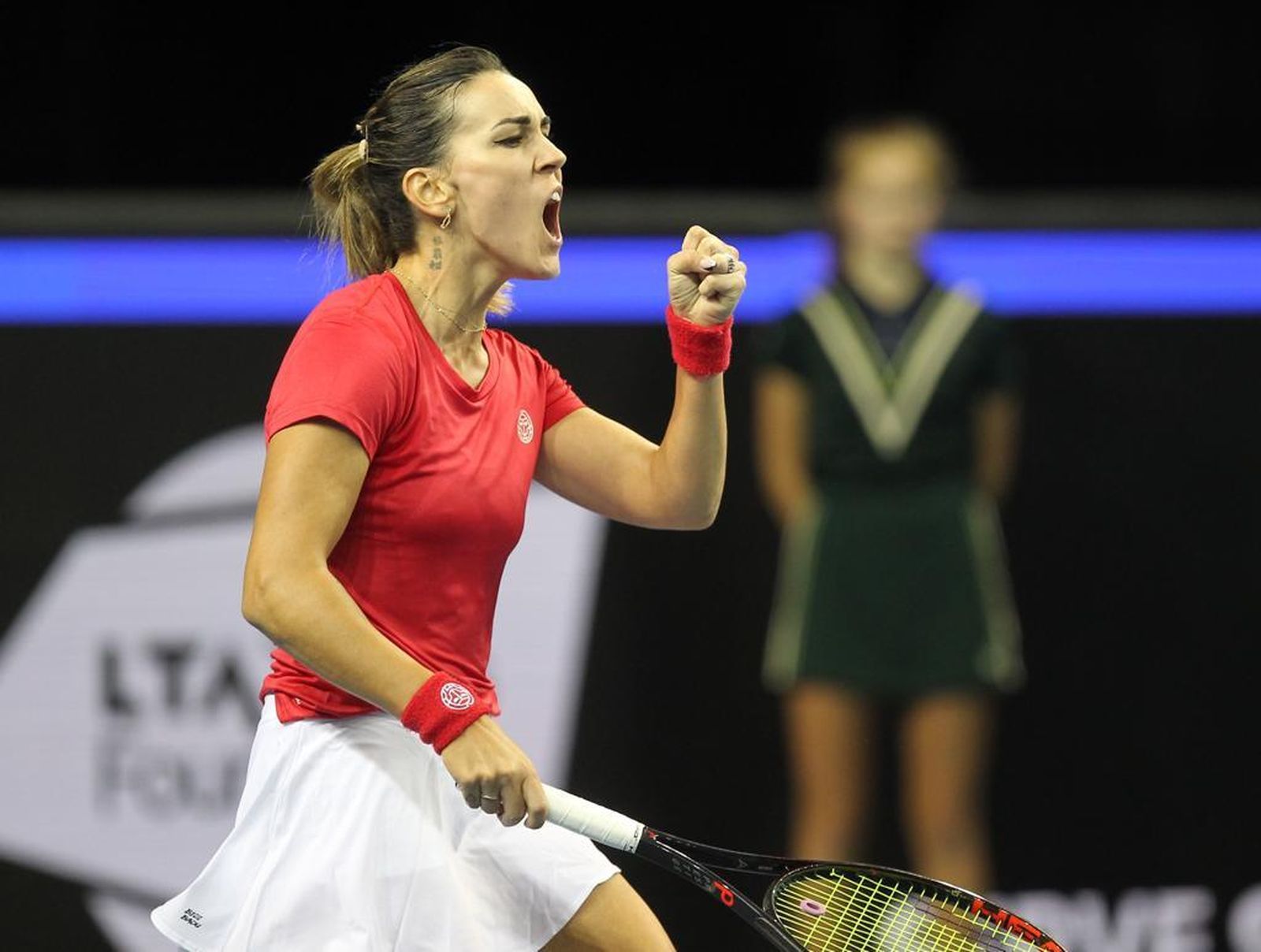 Nuria Párrizas celebra un punto con rabia.