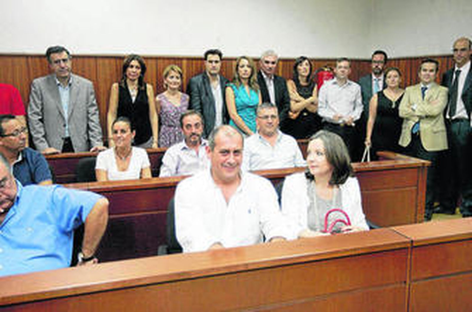 El juez decano, en el centro, en una junta de magistrados.