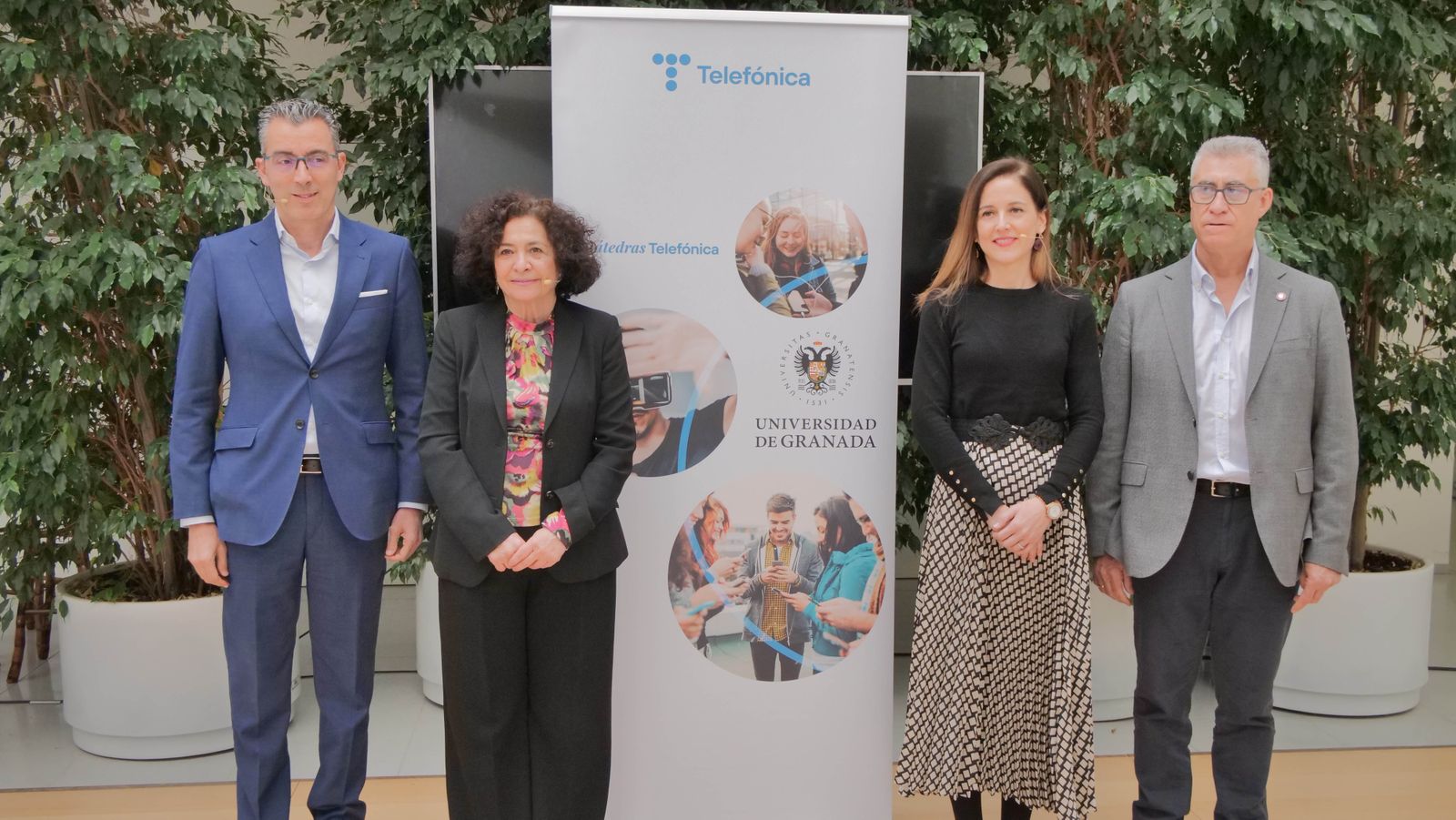 De izquierda a derecha. El director del Territorio Sur de Telefónica España, Joaquín Segovia; la rectora de la Universidad de Granada, Pilar Aranda; la directora General de Fomento de la Innovación de la Junta de Andalucía, María Nieves Valenzuela, y el director de la Cátedra Telefónica de la UGR, Pedro García Teodoro.