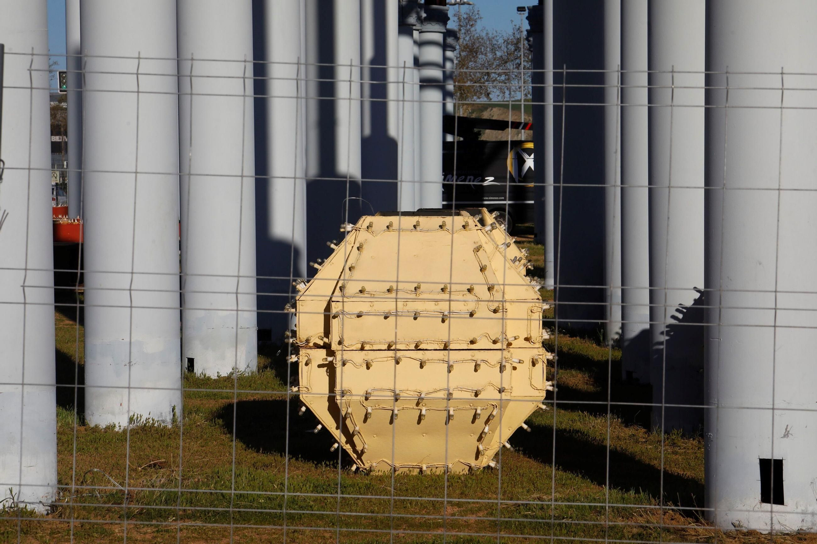 Cuenta atrás para la Feria de Córdoba 2025: las imágenes de la instalación de la portada