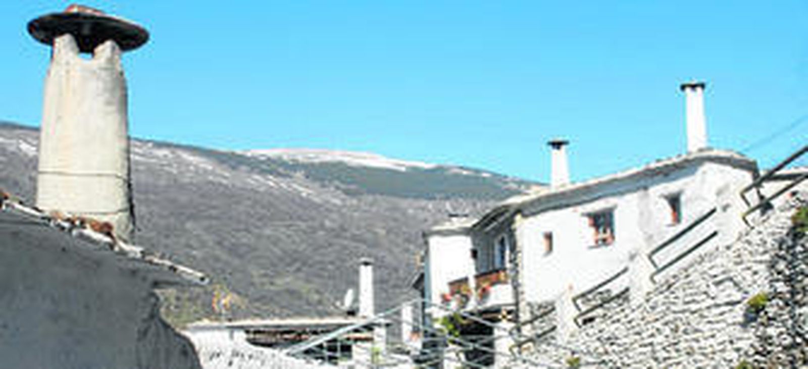 El particular paisaje de la Alpujarra cuenta con la singularidad de las viviendas compuestas por terraos, tinaos y esbeltas chimeneas.