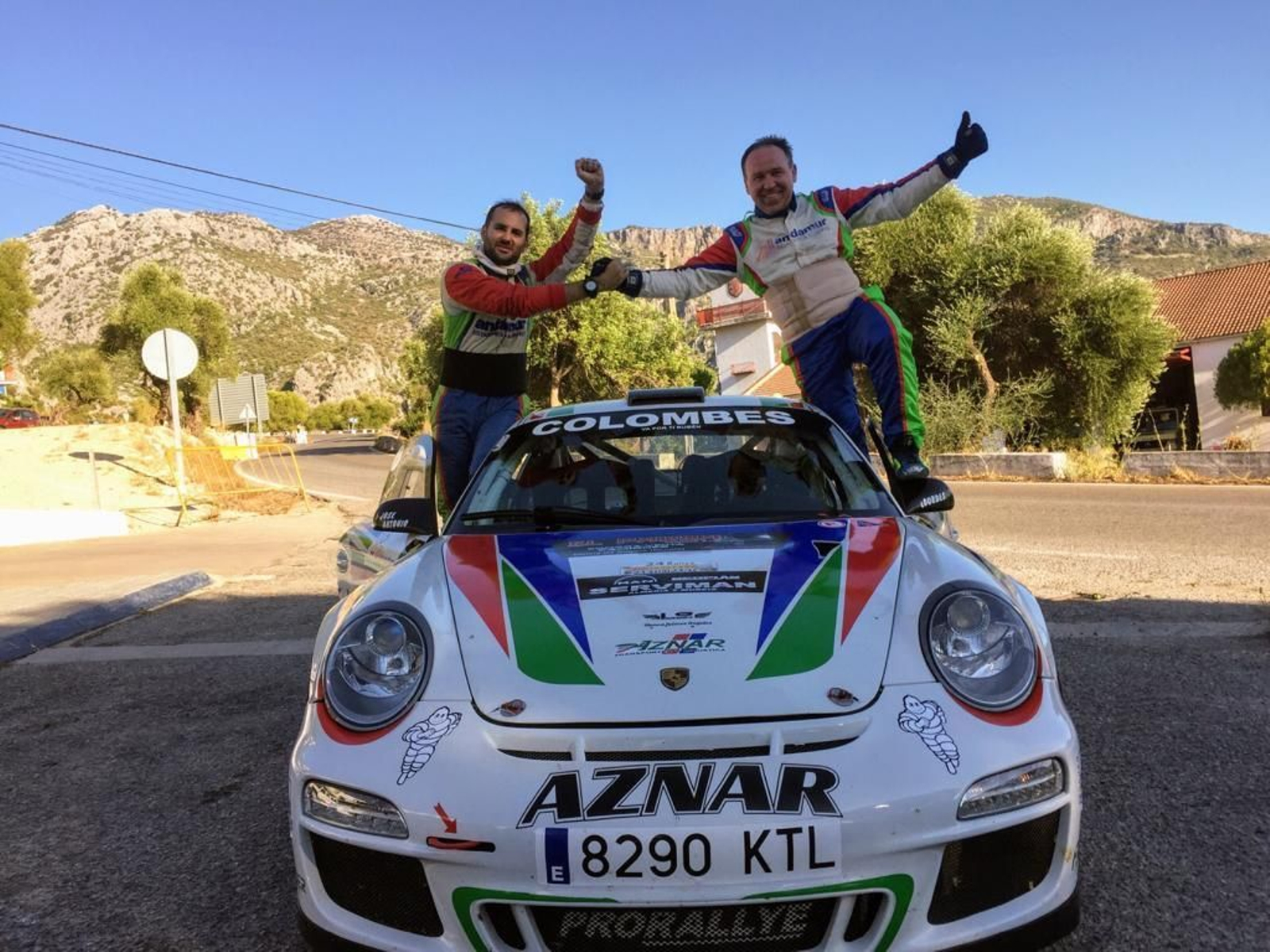José Antonio Aznar y Urea celebran su victoria en el Rally Sierra de Cádiz.