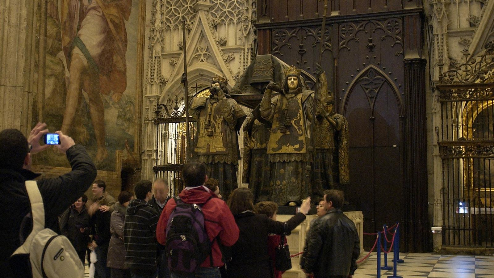 Un grupo de turistas antes la tumba de Colón en la Catedral.