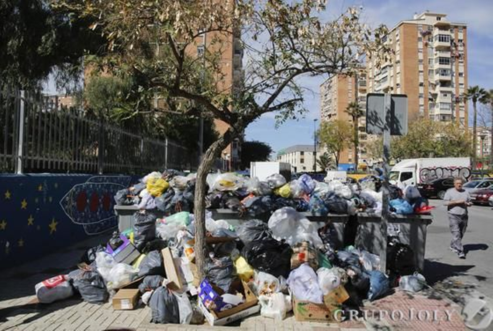 Imágenes de la huelga de basura de Limasa en diferentes distritos