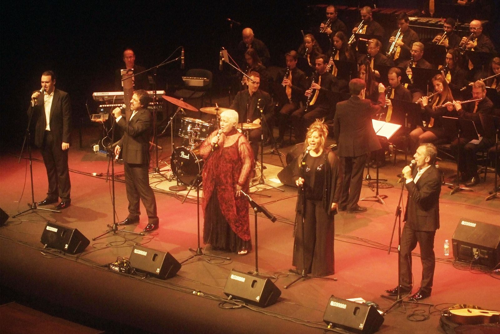 Mocedades ofrecieron hora y media de concierto en Roquetas de Mar.