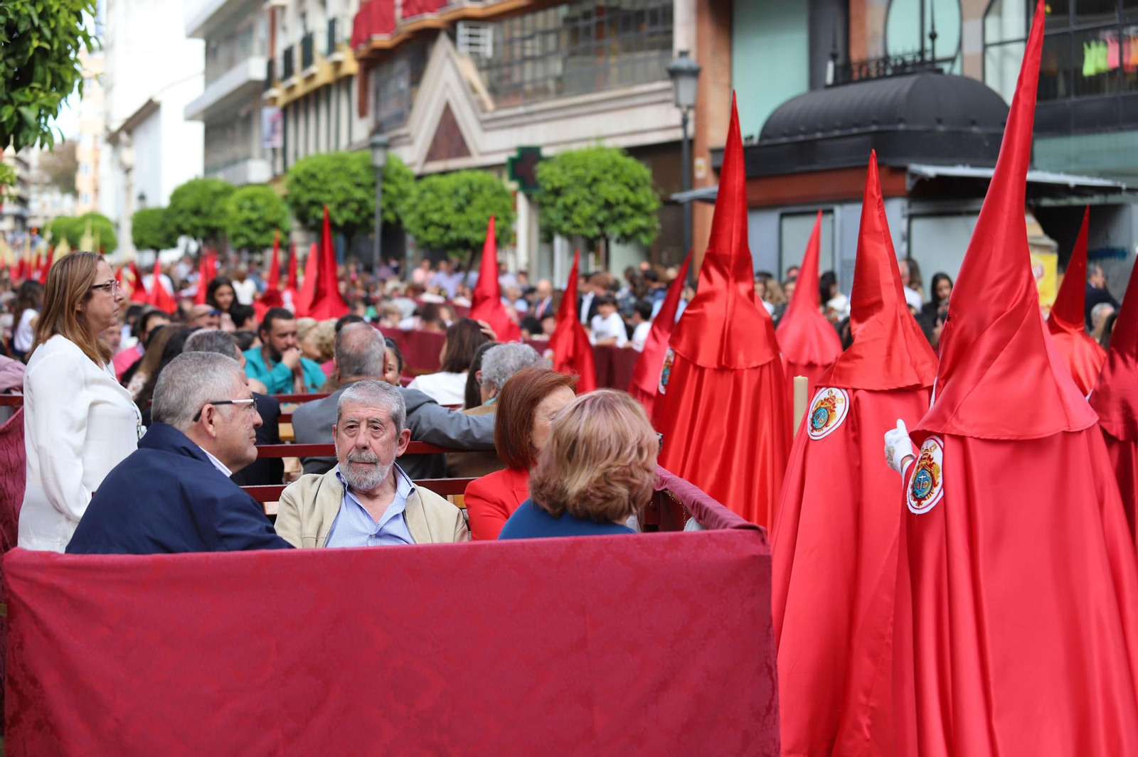 Imágenes del recorrido de la Borriquita  por las calles de Huelva