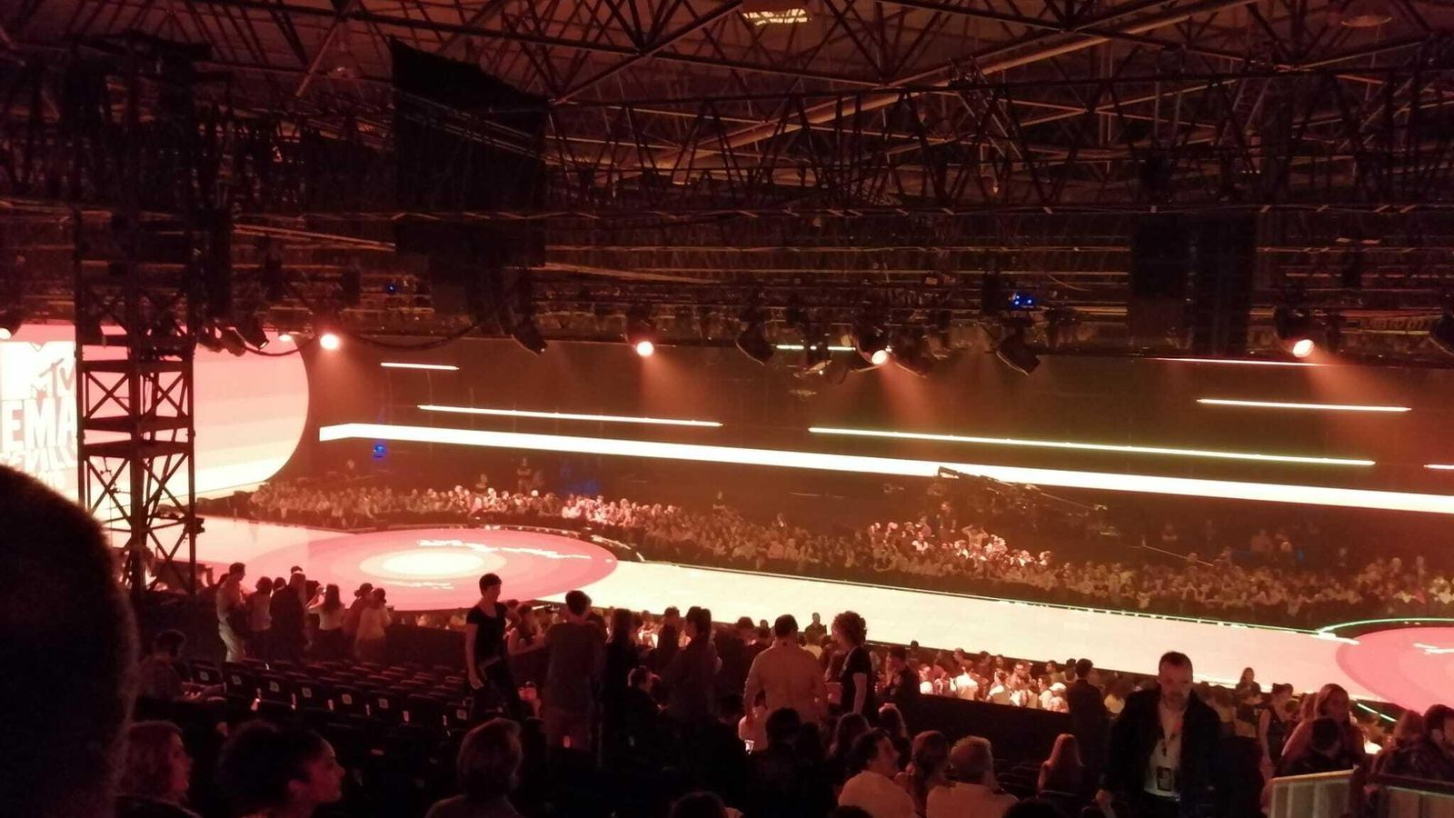 Escenario de Fibes con el público ya ubicado para el arranque de la gala MTV EMA 2019 Sevilla.