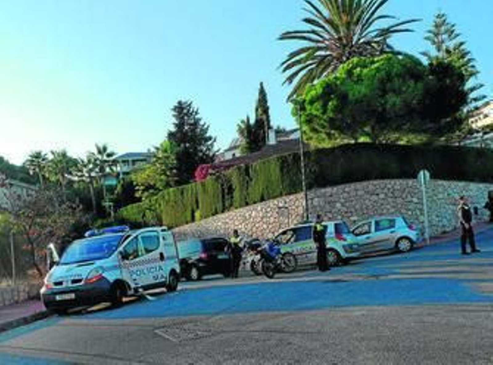 Patrullas de policía en la calle Rodeo, el día en que se produjo el atropello mortal del padre y su hijo.