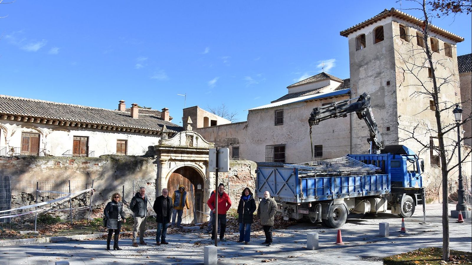 El alcalde, Pedro J. Ramos, acompañado por la concejala de Urbanismo y Patrimonio, Mª Carmen López, y por el concejal de Cultura, José Gabriel López