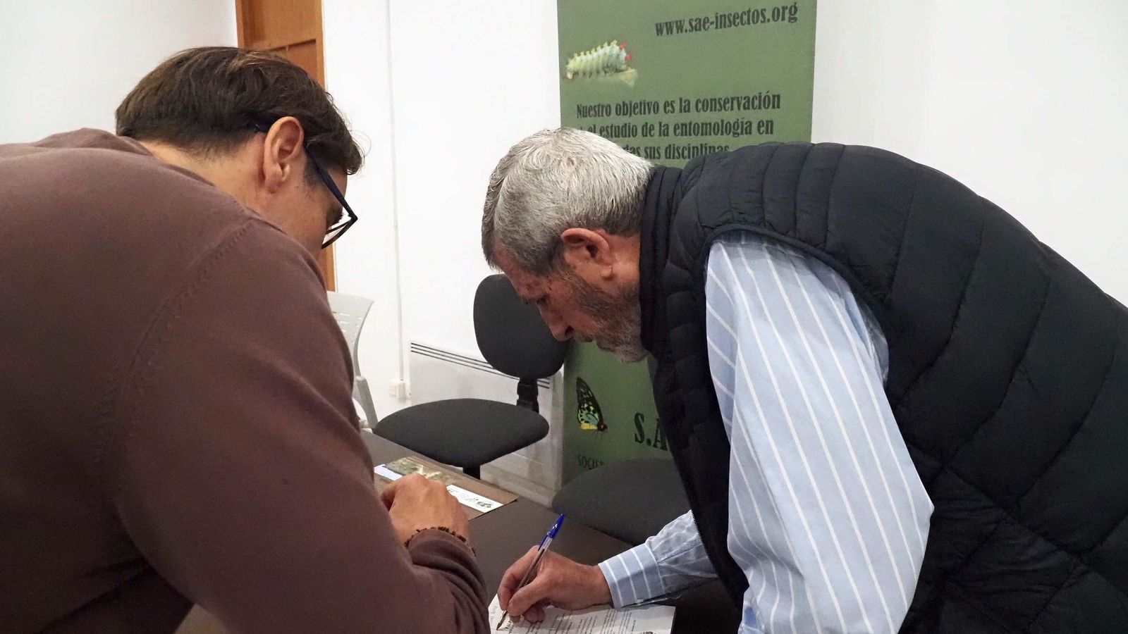 Huertas firma un ejemplar de su libro