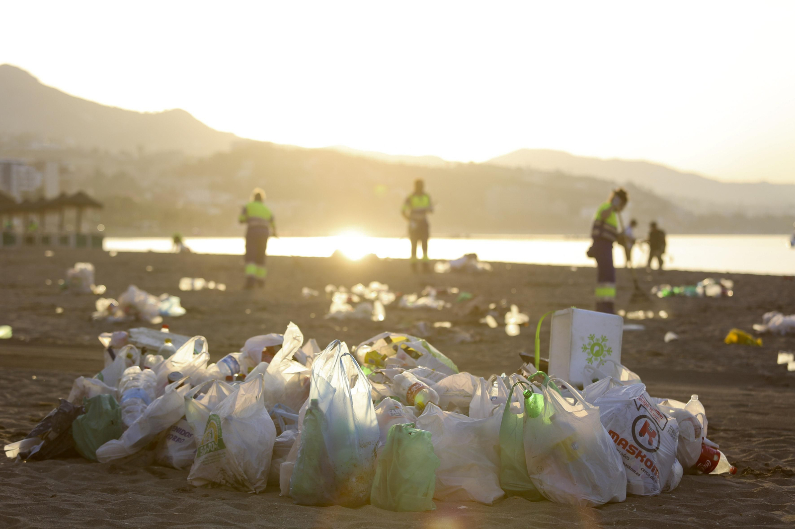 Las fotos de la basura en las playas de Málaga tras San Juan