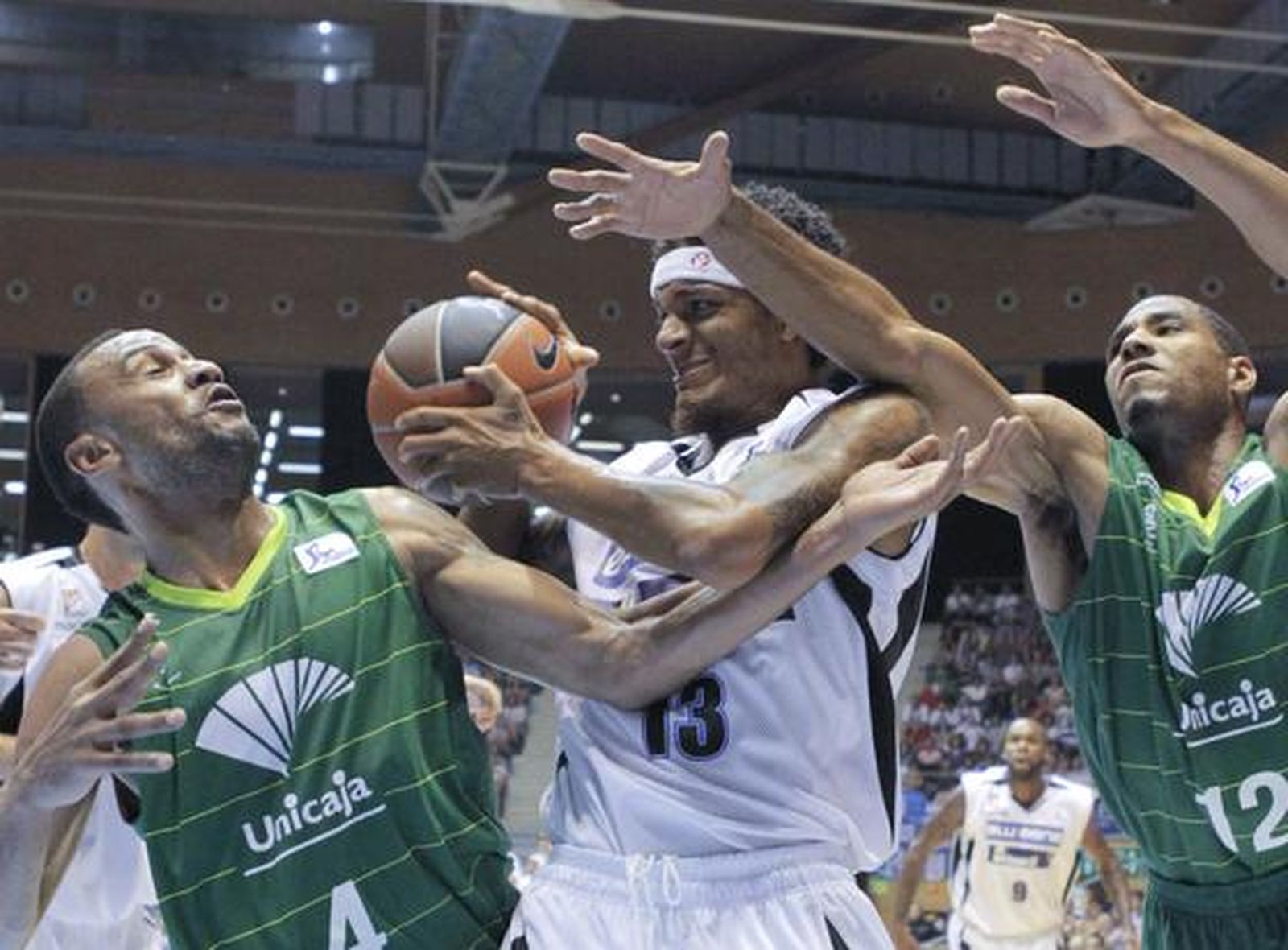 Unicaja vence en Santiago al Blusens Monbus por 71-78 después de sobreponerse a un mal inicio

Foto: ACBMEDIA