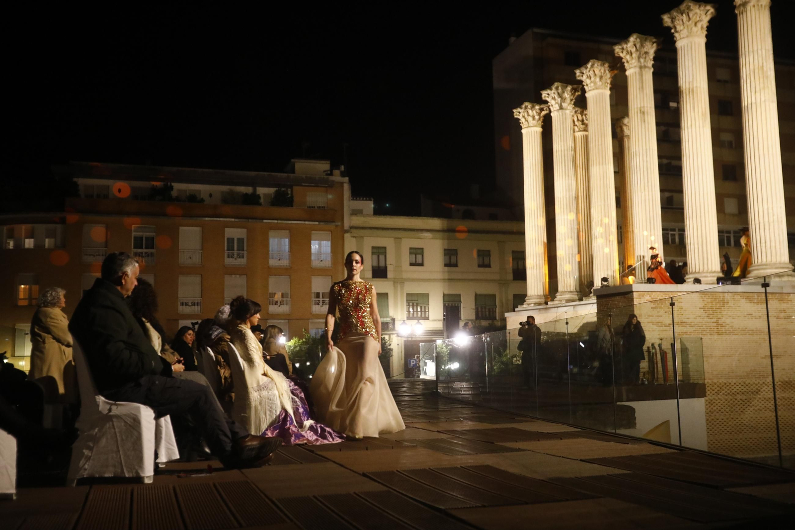 Las mejores imágenes del desfile de Mancini en el Templo Romano de Córdoba