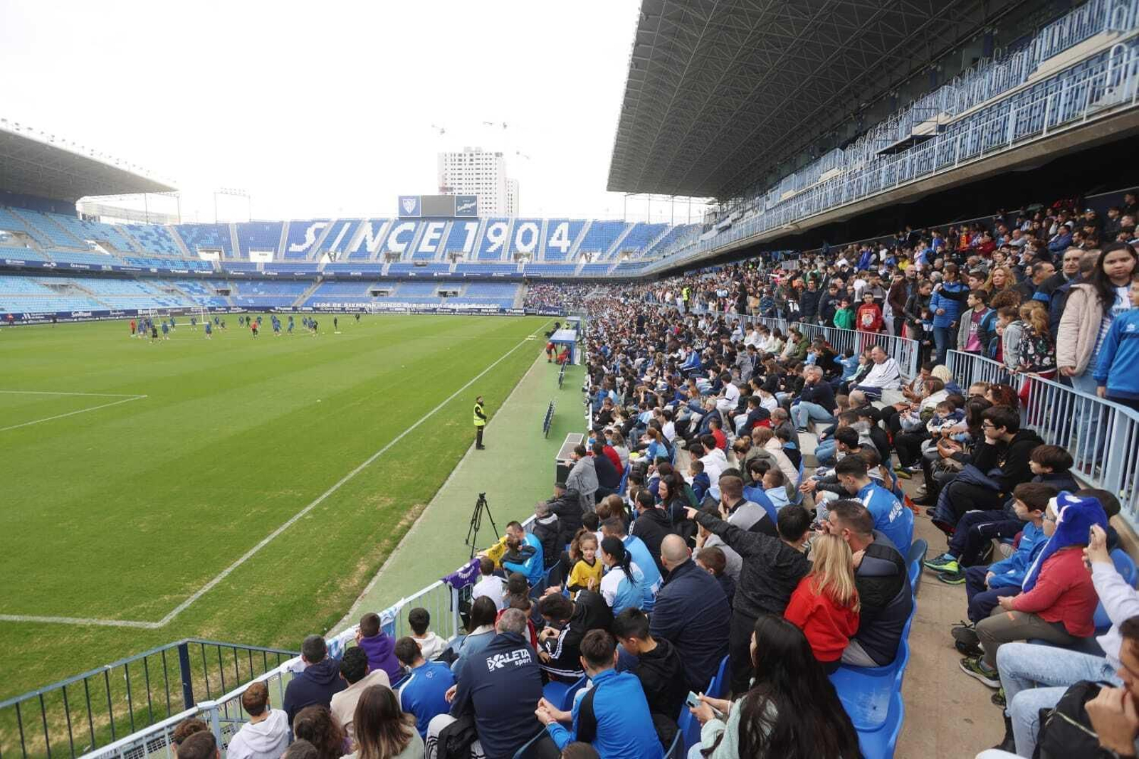 Miles de malaguistas apoyan al equipo en la víspera de Reyes