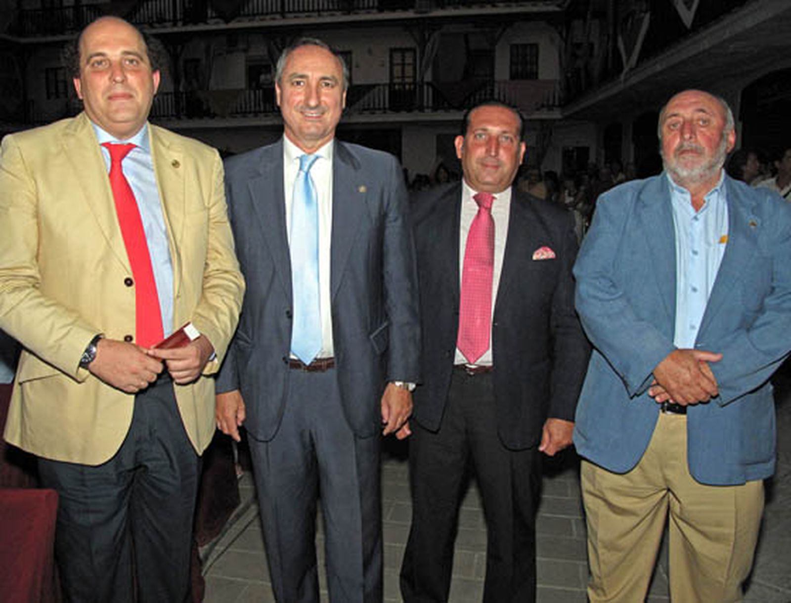Los hermanos mayores de la Hermandades de San Gonzalo, Juan Hernández; de la Estrella, Manuel Domínguez del Barco; de la
Pastora de Triana, Pablo Espinosa, y del Cachorro, José María Ruiz.

Foto: Victoria Ramírez