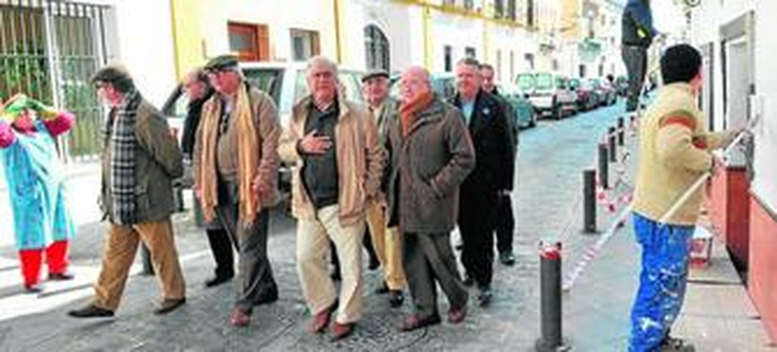 Calle Alfarería, donde vivió Marifé. En la foto, de izquierda a derecha: Antonio Rincón, José Luis Montoya, Alfonso de Miguel, Antonio Cortés 'Chiquetete',                                                                José Manuel López Moiño, Ángel Bonilla, Francisco Soler y Diego Rosado. Tapado por Chiquetete, Gabriel Sánchez 'Gasan', miembros de la comisión de                                                      reconocimiento a la cantante. A la izquierda, Tere, vecina de la casa que están enjalbegando, informó a la comsión sobre el domicilio de la artista.