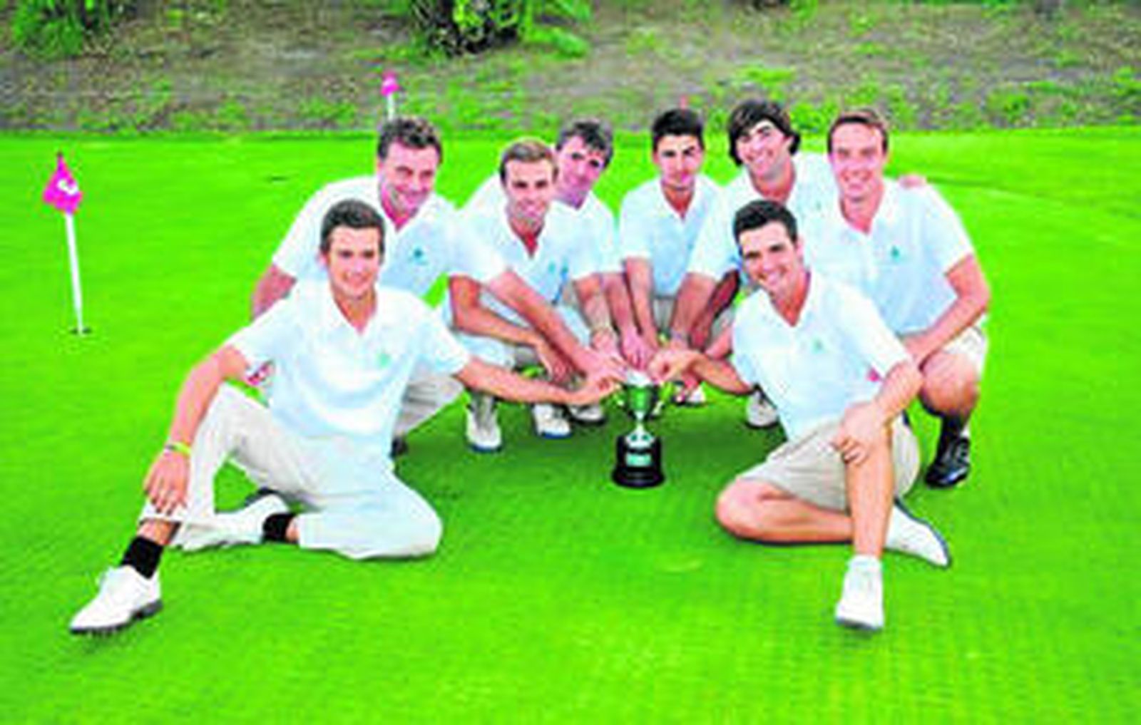El equipo andaluz posa con el trofeo de campeón nacional sub-25, ayer en Alicante.