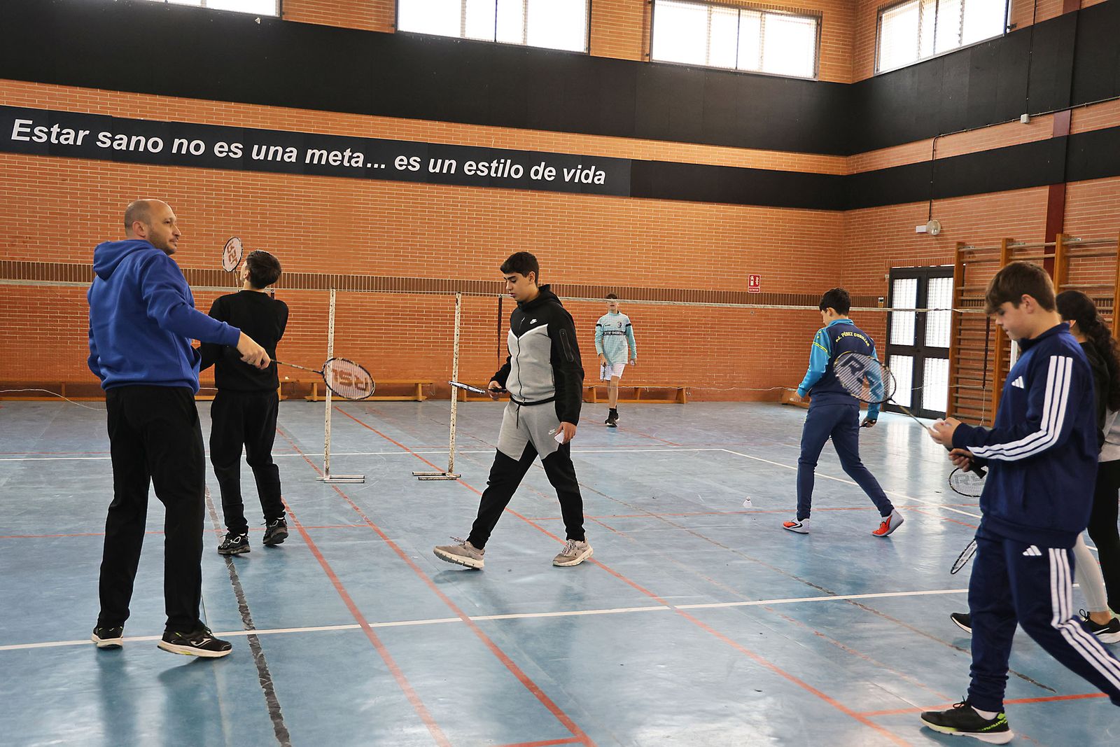 Exhibición práctica con alumnos y alumnas para promocionar el Campeonato de Europa de Bádminton en Huelva