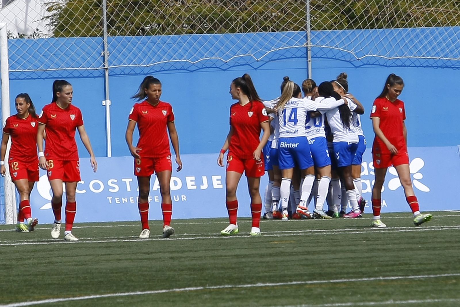 Las sevillistas se miran mientras el Tenerife celebra uno de los goles.