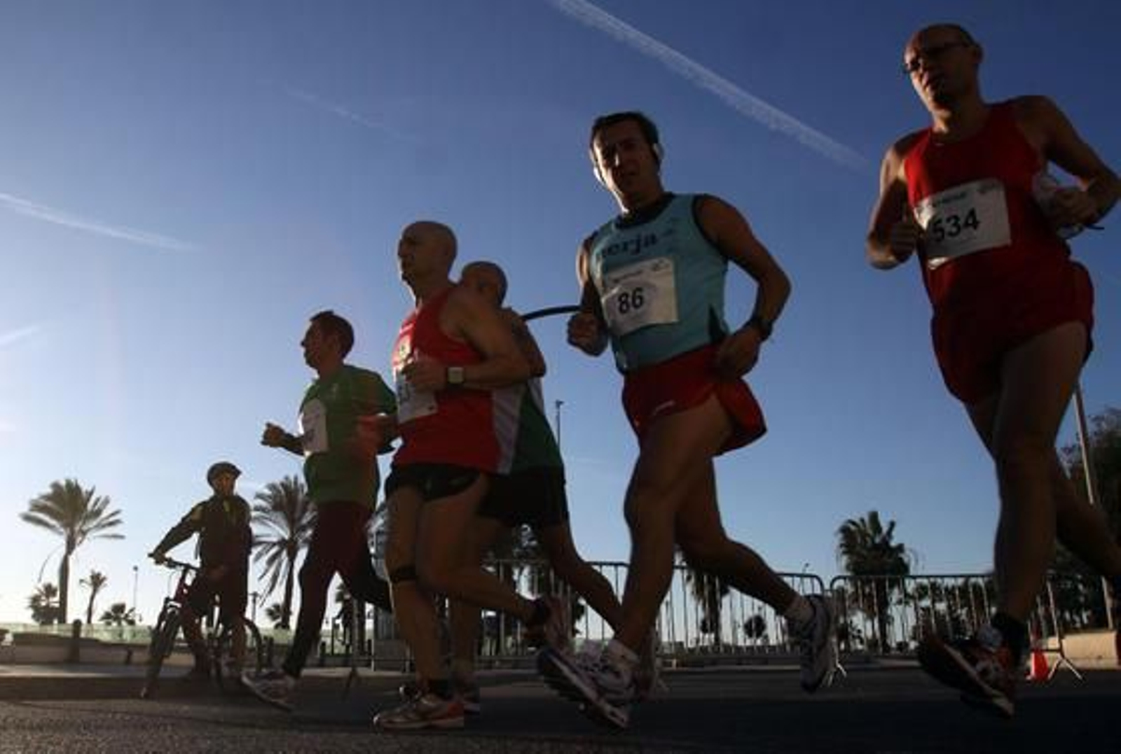 El buen tiempo ha acompañado a los 722 atletas inscritos en la prueba, aunque el fuerte viento de poniente ha dificultado el recorrido de vuelta y ha impedido que se registraran mejores marcas. 

Foto: Migue Fernandez