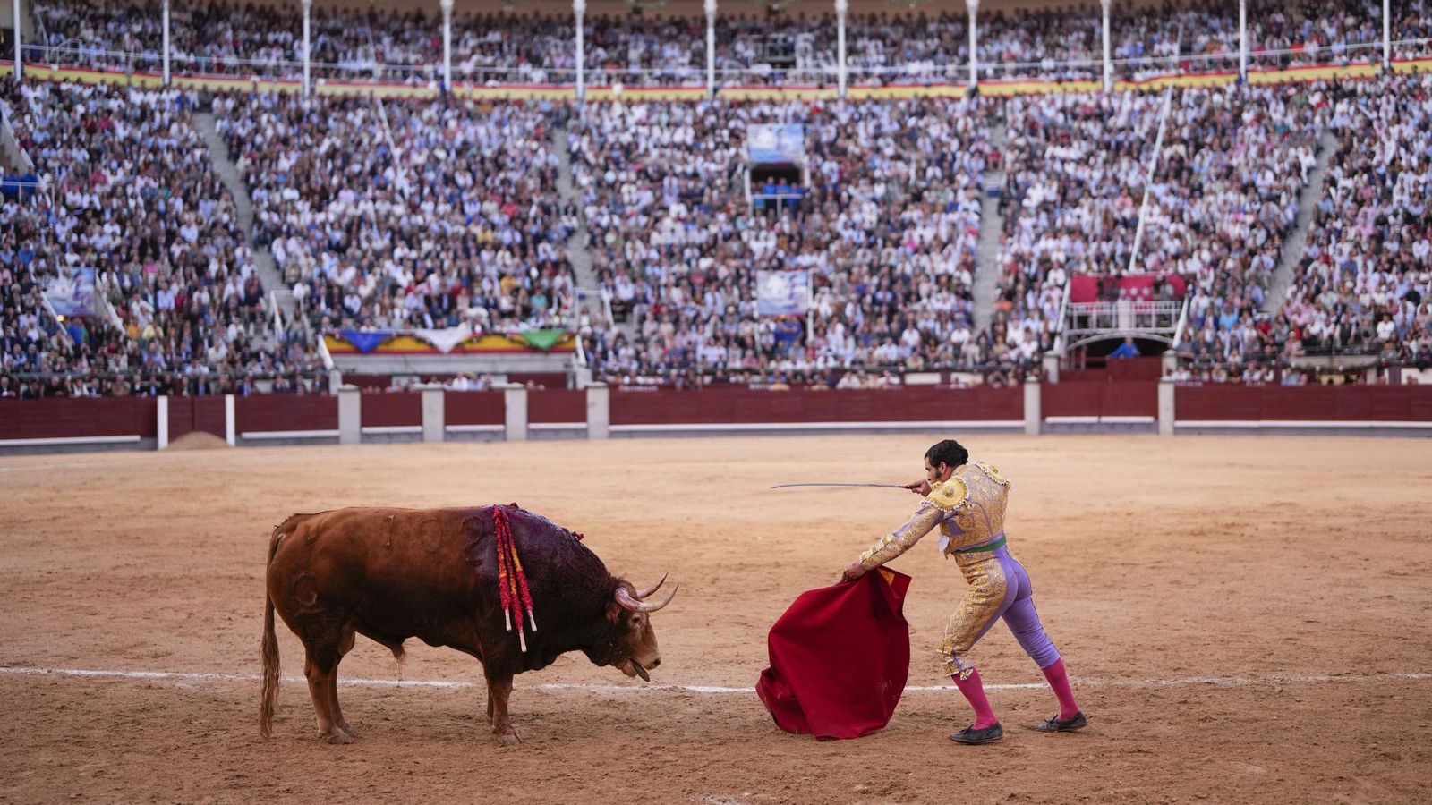 Morante entra a matar al segundo toro.
