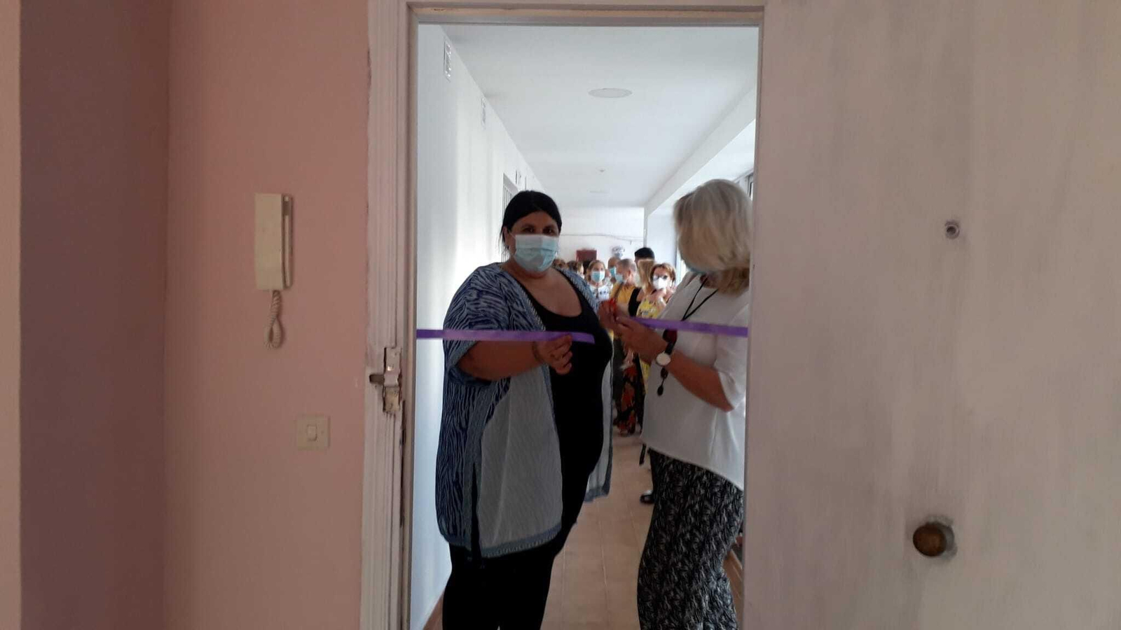 La presidenta de Las Desamparadas y Mercedes Colombo cortaron la cinta para la inauguración del local.