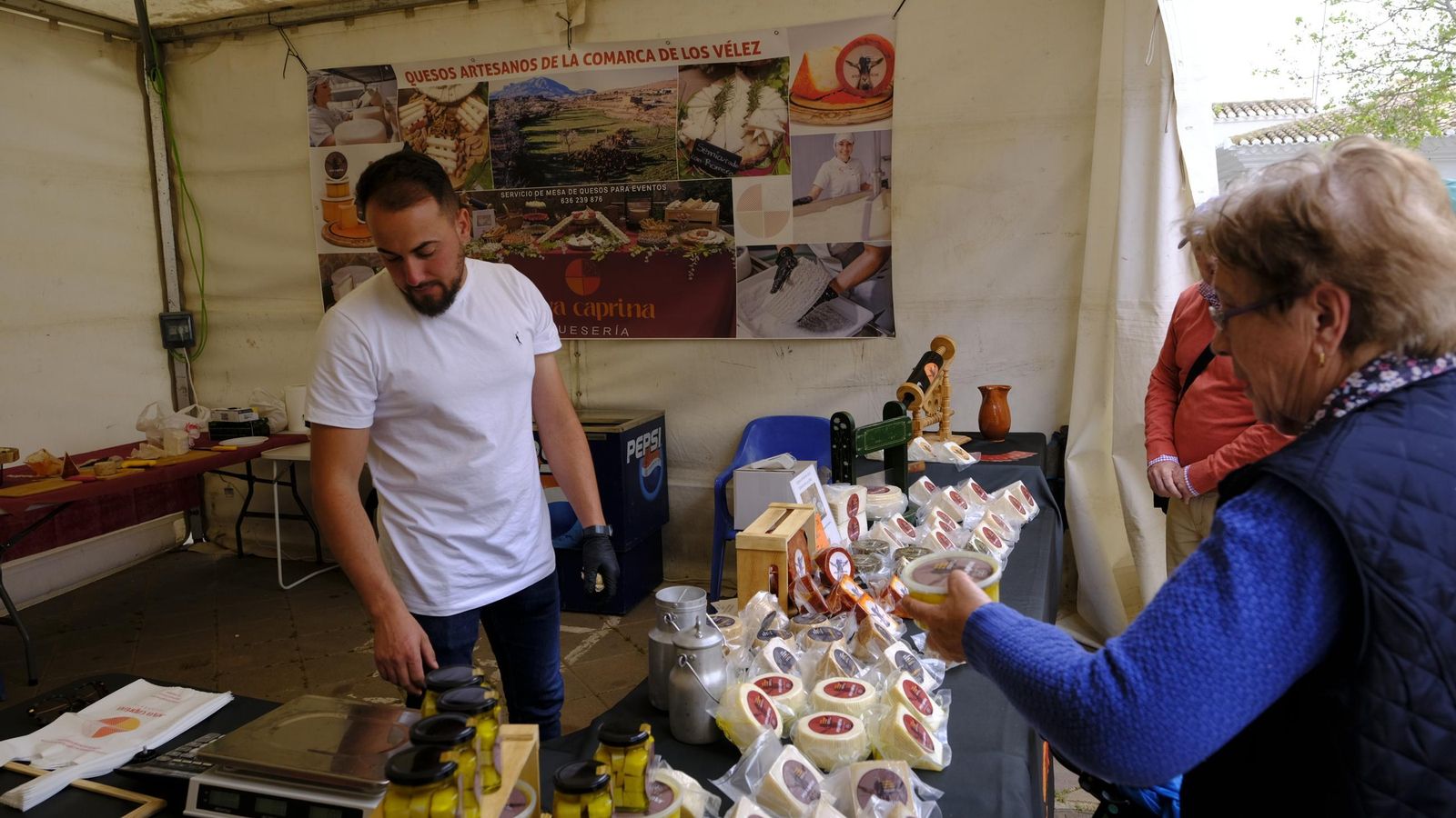 Una clienta compra queso en aceite de Joya Caprina. Una clienta compra queso en aceite de Joya Caprina.