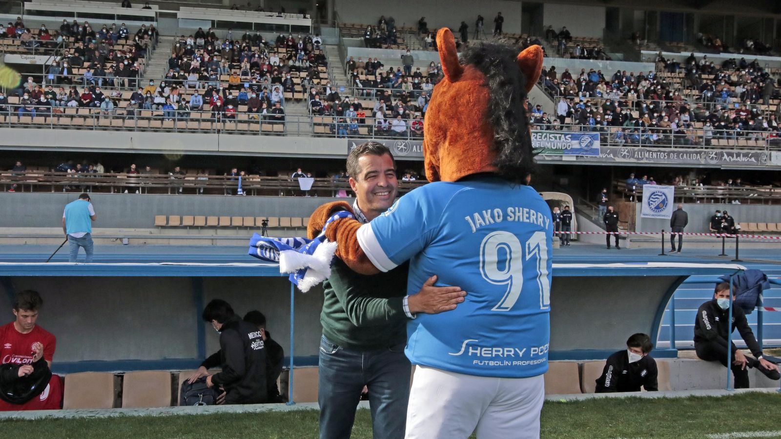 Pérez Herrera saluda a la mascota azulina.
