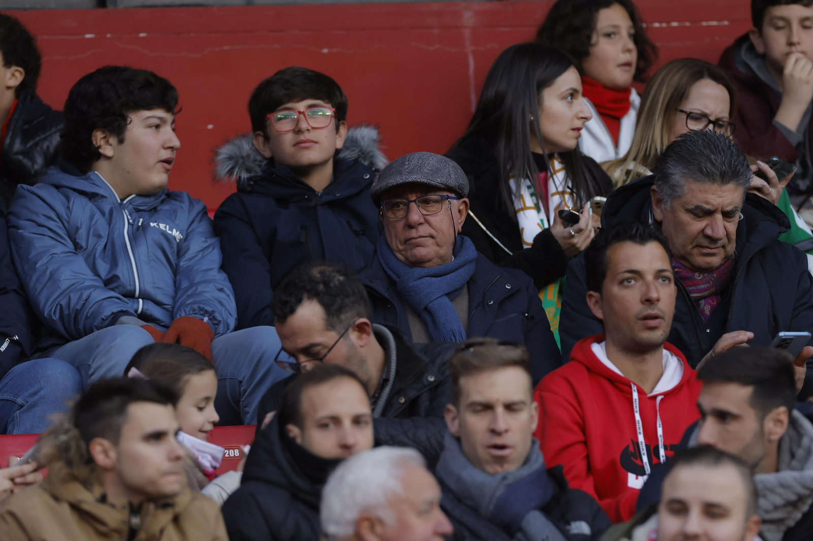 Búscate en las fotos del Sevilla-Elche