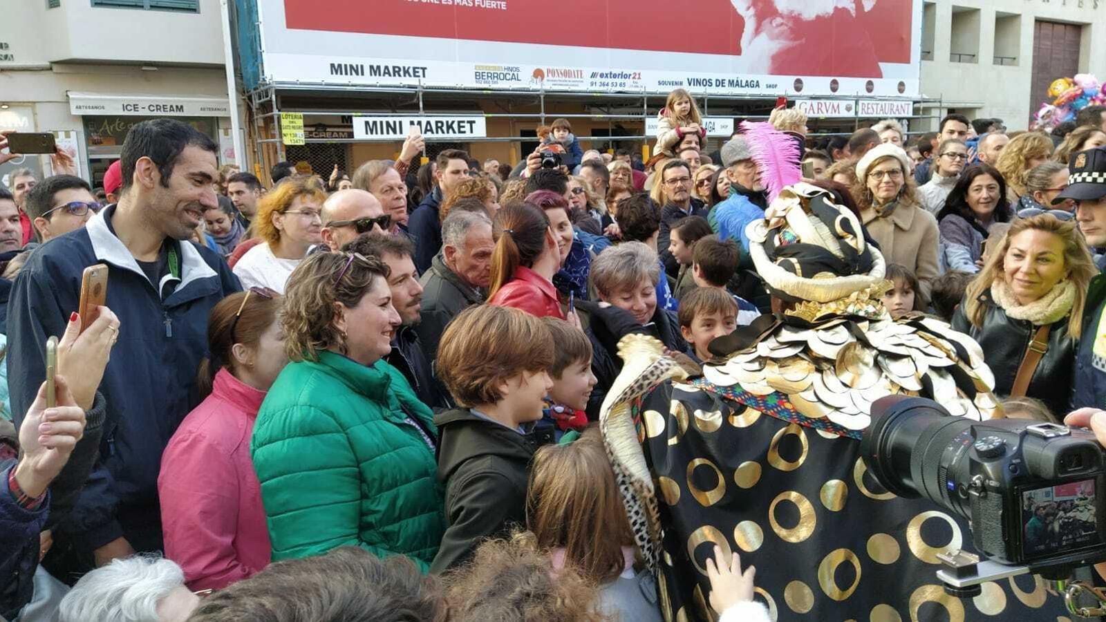 El Rey Baltasar saluda a los niños.